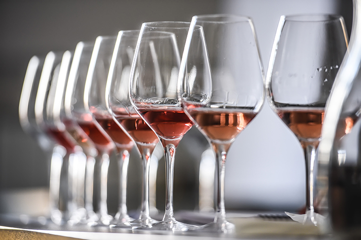 aranyszínű jégbor kóstoló pohárban